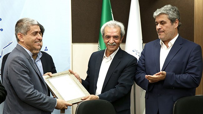 تقدیر رئیس اتاق ایران از طیبنیا در جلسه شورای گفتوگوی دولت و بخشخصوصی تقدیر رئیس اتاق ایران از طیبنیا در جلسه شورای گفتوگوی دولت و بخشخصوصی