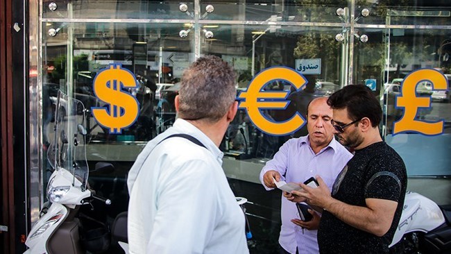 صادرکنندگان، ارز خود را به بانکها و صرافیهای مجاز بفروشند صادرکنندگان، ارز خود را به بانکها و صرافیهای مجاز بفروشند