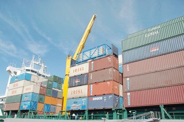 دستورالعمل استقرار گمرک در مبادی ورودی و خروجی مناطق آزاد به کلیه گمرکات همجوار مناطق آزاد ابلاغ شد. دستورالعمل استقرار گمرک در مبادی ورودی و خروجی مناطق آزاد به کلیه گمرکات همجوار مناطق آزاد ابلاغ شد.