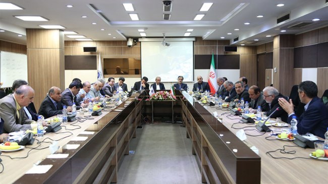 ارز 4200 تومانی حذف شود؛ دولت دخالت در بازار ثانویه را پایان دهد ارز 4200 تومانی حذف شود؛ دولت دخالت در بازار ثانویه را پایان دهد